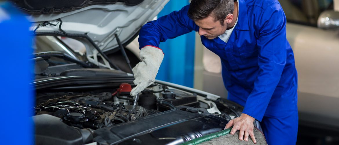 Vệ sinh khoang máy ô tô với 6 bước An Toàn tại nhà đúng cách