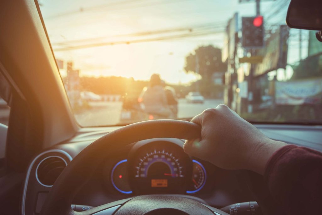 Những cách giảm thiểu chói mắt vì nắng khi lái xe