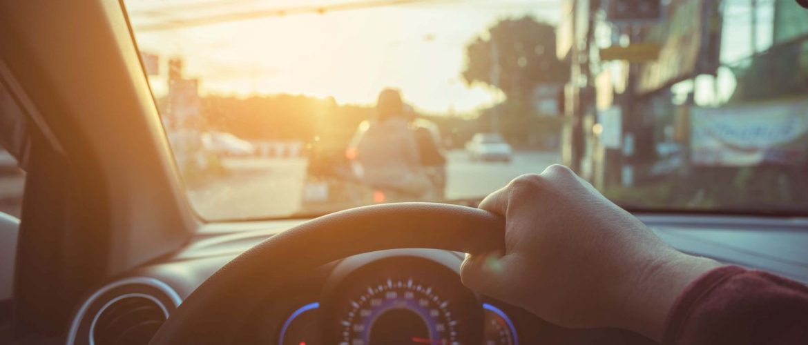 Những cách giảm thiểu chói mắt vì nắng khi lái xe