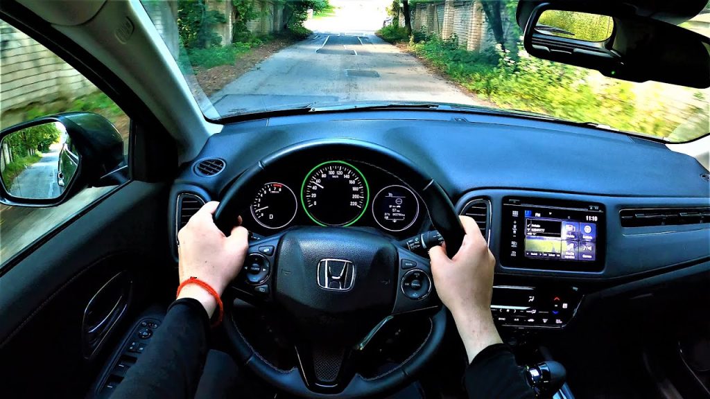 Không nên để thiết bị điện tử trong ô tô khi đỗ xe dưới trời nắng