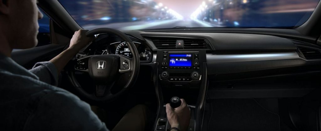 cac do vat cam ky de trong o to khi troi nang 2