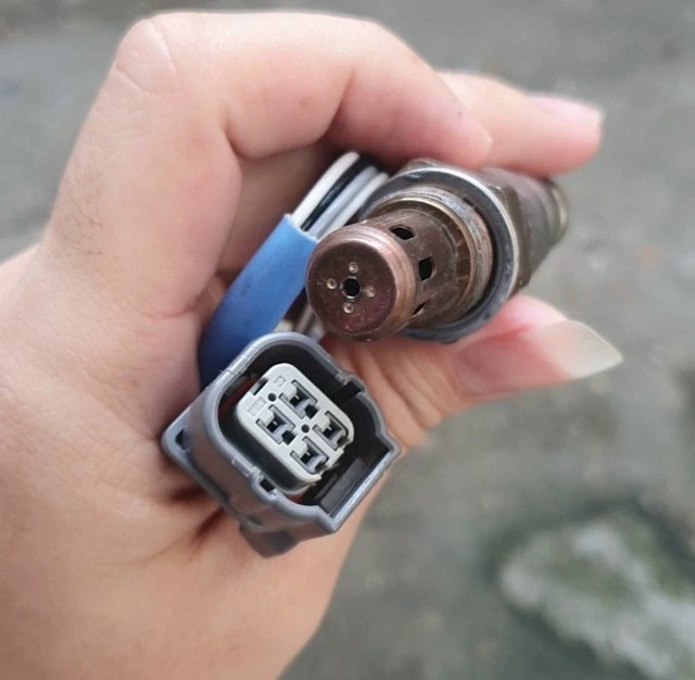 Cảm biến Oxy bị trục trặc có thể khiến đèn Check Engine báo lỗi