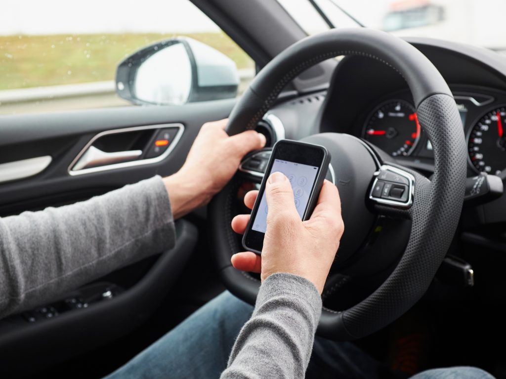 Hệ thống cảnh báo mất tập trung giúp tự động ghi nhận hành vi lái, nếu phát hiện dấu hiệu bất thường sẽ phát ra cảnh báo