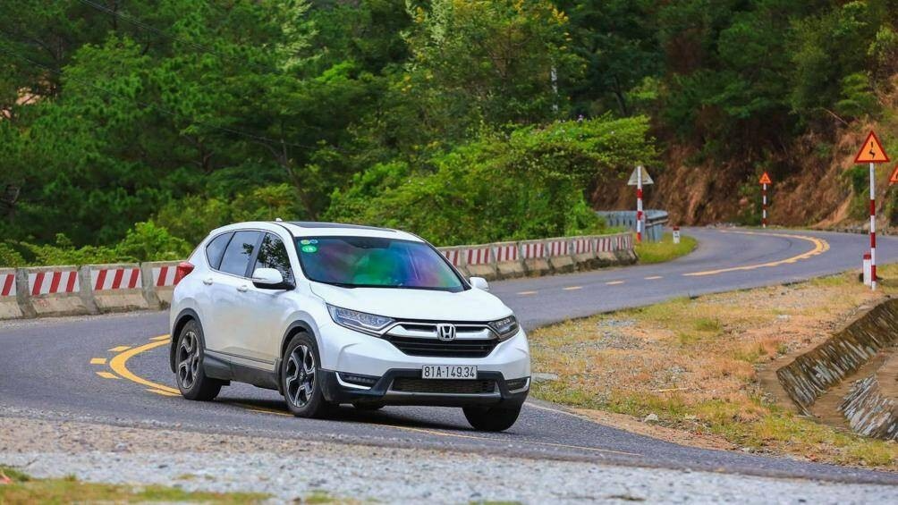 Cách lái xe số xuống dốc