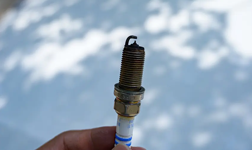 Lỗi xe báo đèn Check Engine thường do bugi xảy ra trục trặc