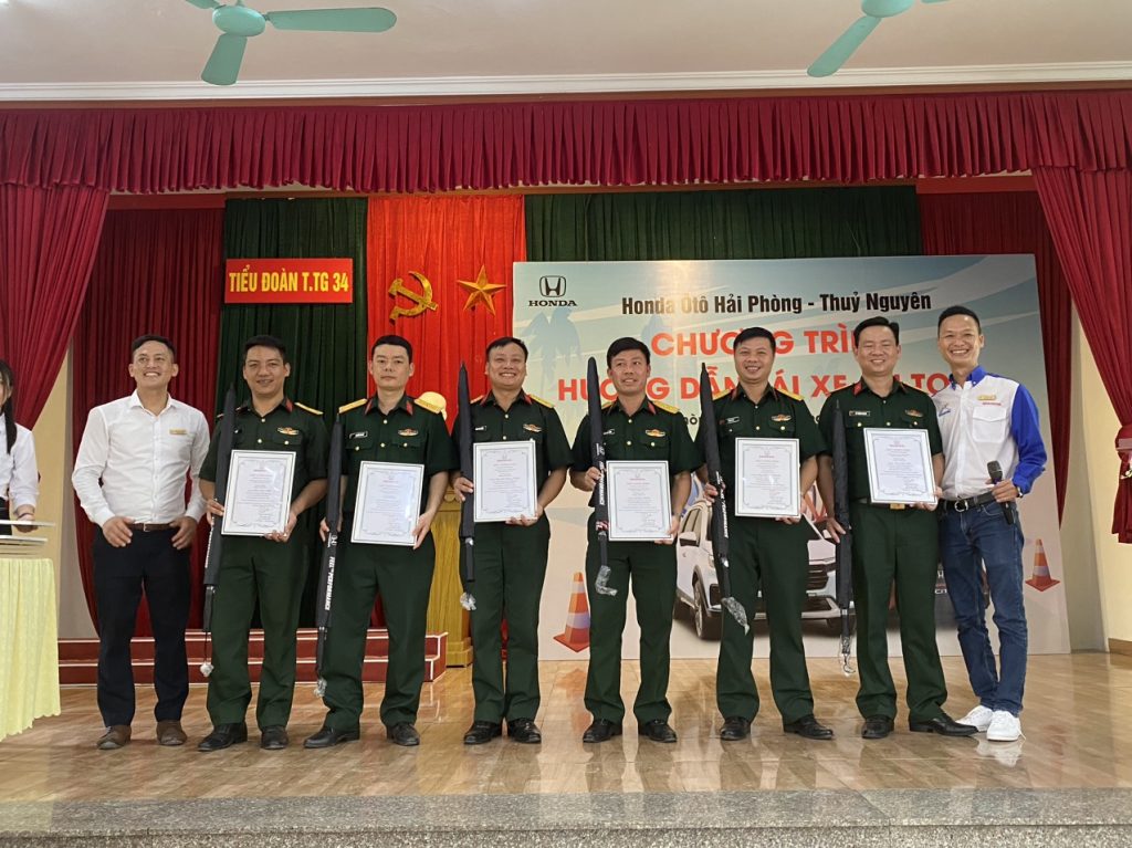 Trao chứng nhận tham gia chương trình Lái Xe An Toàn do Honda Việt Nam